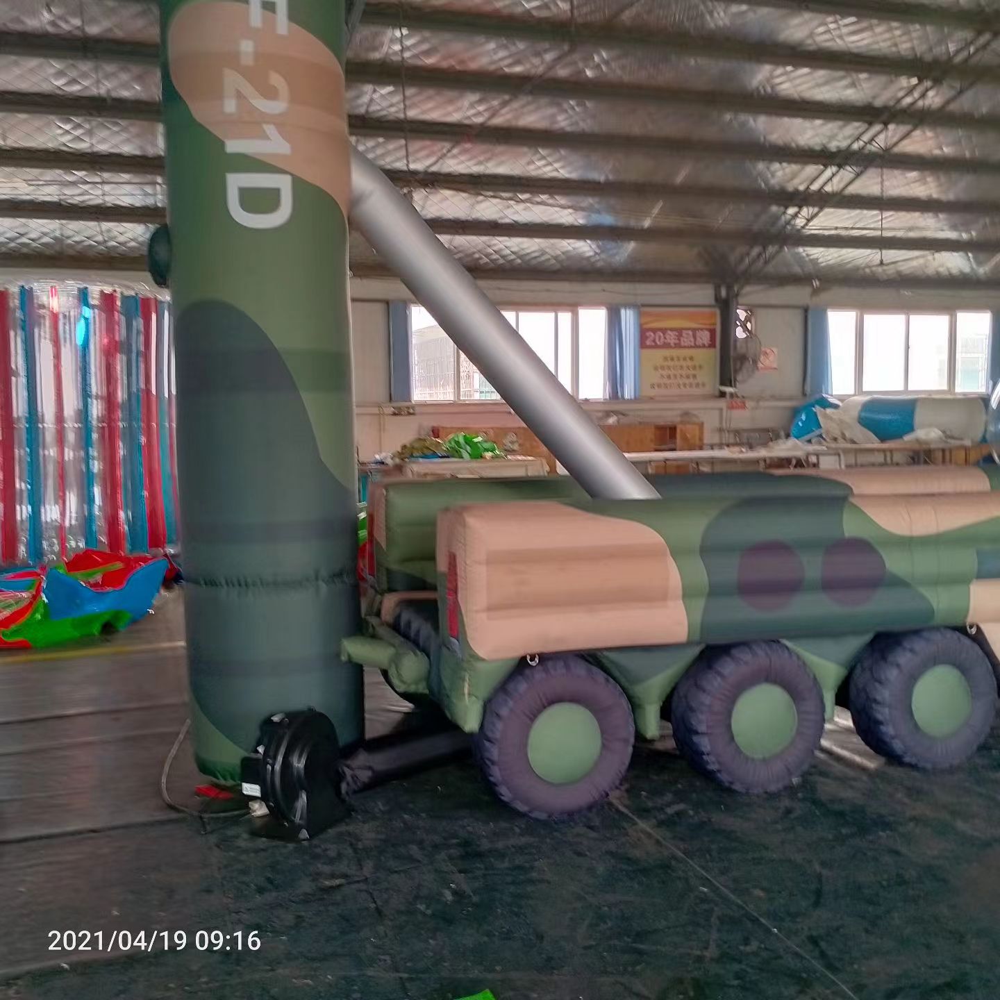 沙洋军事演习中的充气目标车辆：模拟发射车雷达车坦克飞机